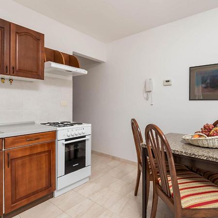 1 Bedroom Cozy Apartment In Ičići Exterior foto