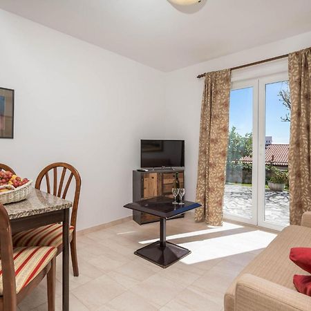 1 Bedroom Cozy Apartment In Ičići Exterior foto
