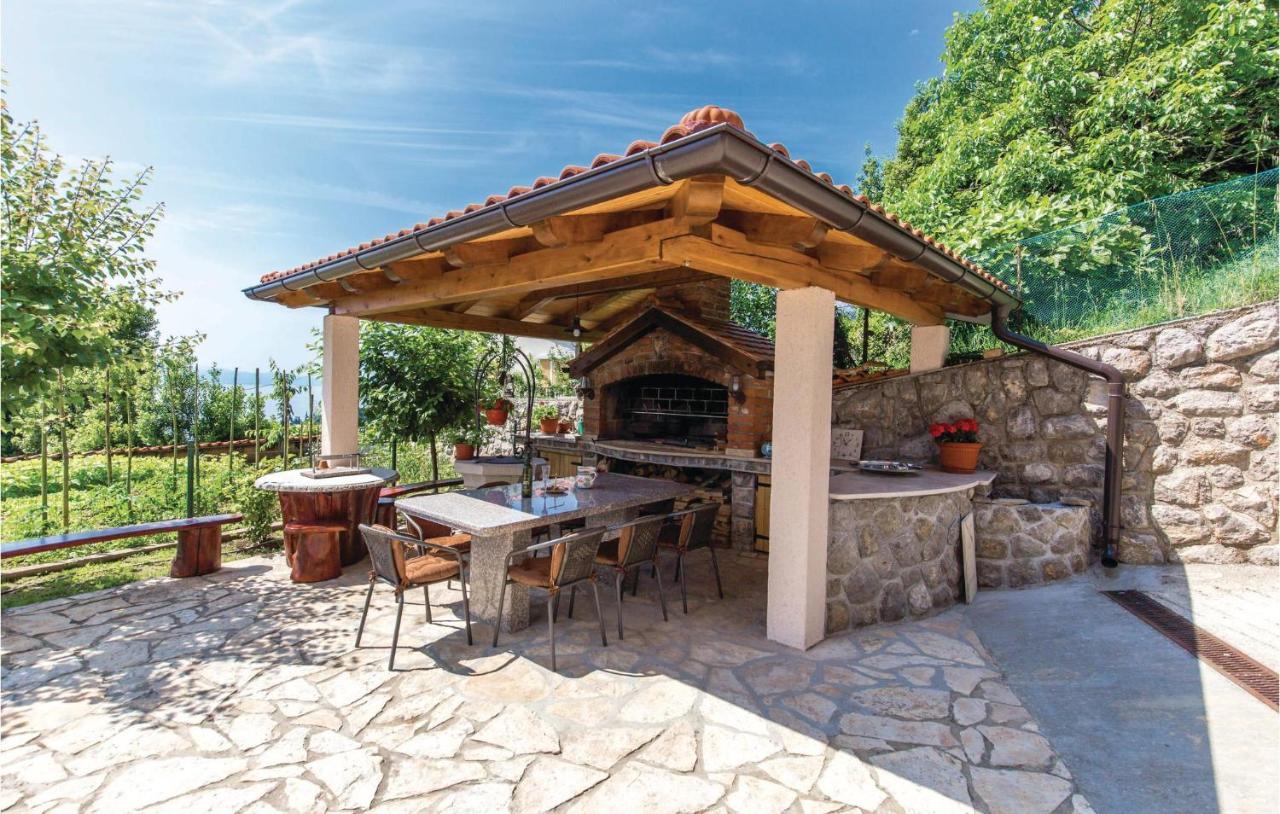 1 Bedroom Cozy Apartment In Ičići Exterior foto