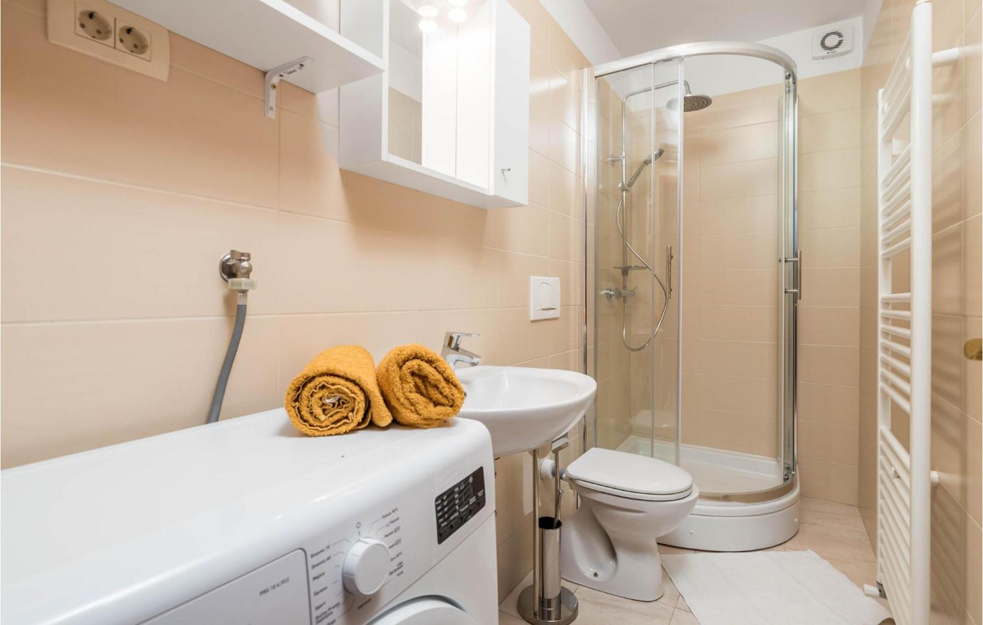 1 Bedroom Cozy Apartment In Ičići Exterior foto