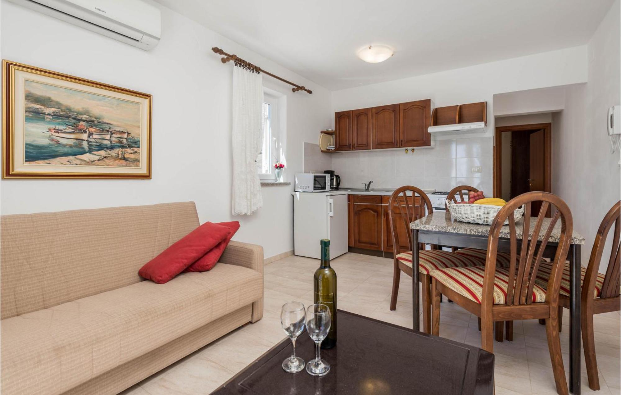 1 Bedroom Cozy Apartment In Ičići Exterior foto